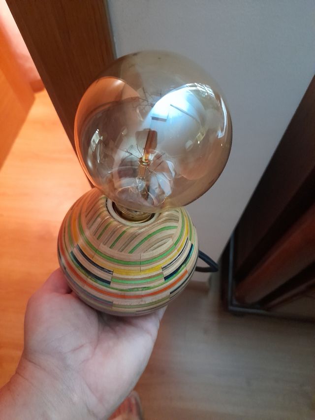 Lamparita de mesa de madera de skate multicolor