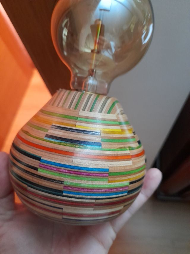 Lamparita de mesa de madera de skate multicolor