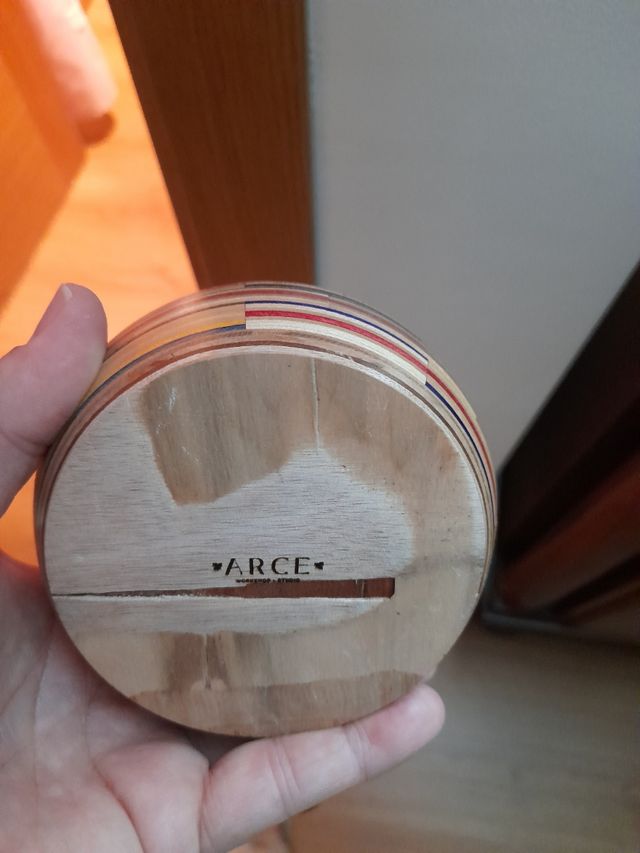 Lamparita de mesa de madera de skate multicolor