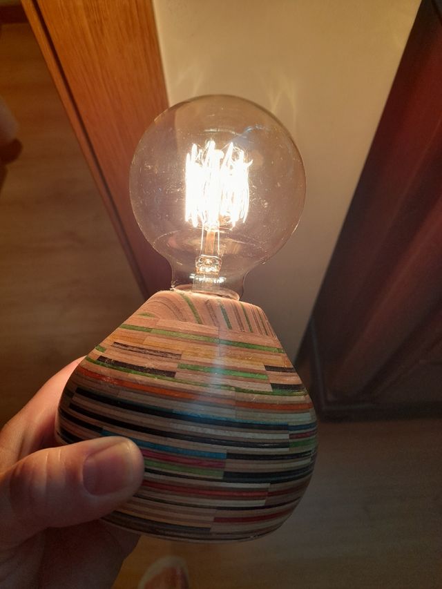 Lamparita de mesa de madera de skate multicolor