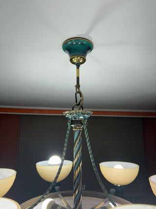 Lámpara de techo dorada y verde