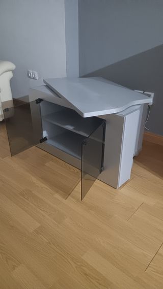 Mueble TV gris y blanco