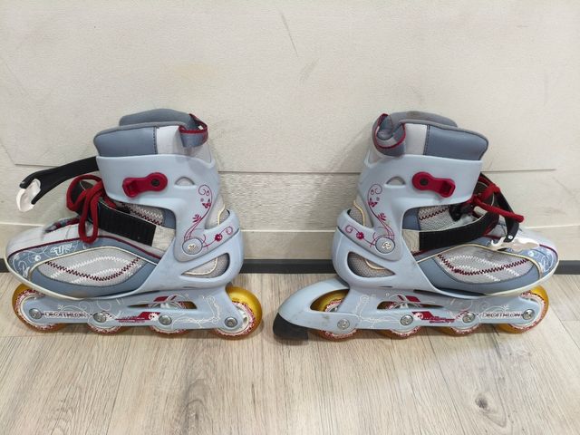 Patines en línea grises y blancos.
