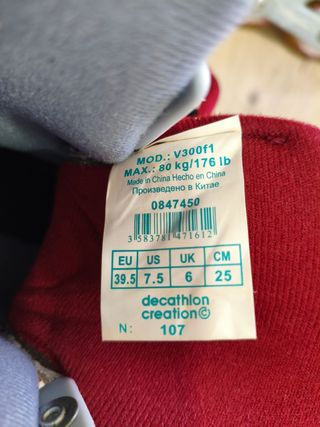 Patines en línea grises y blancos.