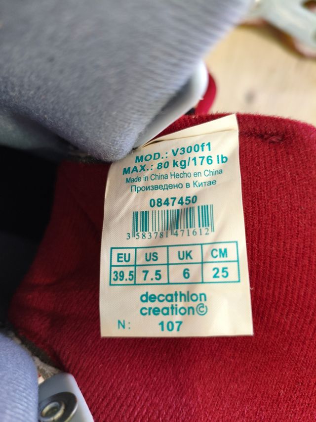 Patines en línea grises y blancos.
