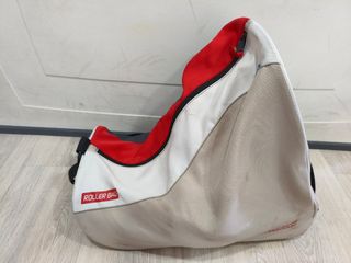 Patines en línea grises y blancos.