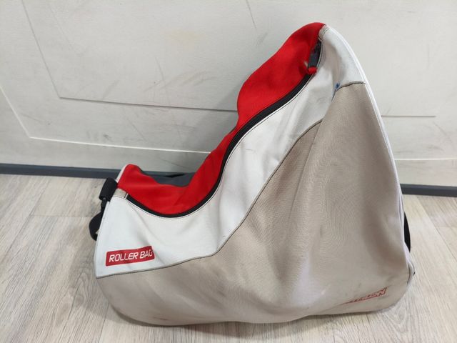 Patines en línea grises y blancos.
