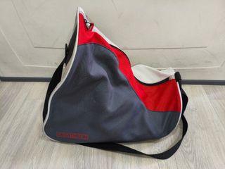 Patines en línea grises y blancos.