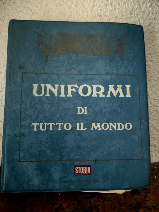 Libro Uniformi di Tutto il Mondo
