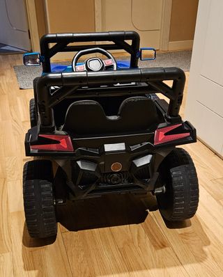 Buggy a bateria con control remoto y 4 motores.