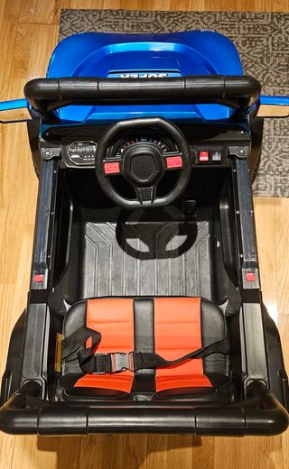 Buggy a bateria con control remoto y 4 motores.