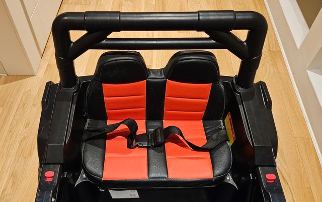 Buggy a bateria con control remoto y 4 motores.