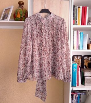 (M) Blusa estampada con volantes de Zara