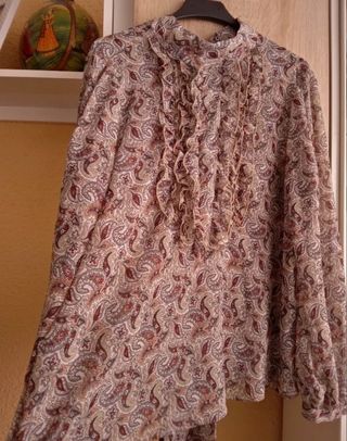 (M) Blusa estampada con volantes de Zara