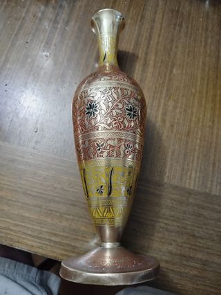 Jarrón antiguo de latón con grabados hechos a mano
