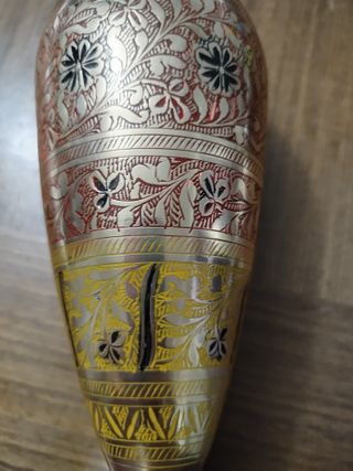 Jarrón antiguo de latón con grabados hechos a mano