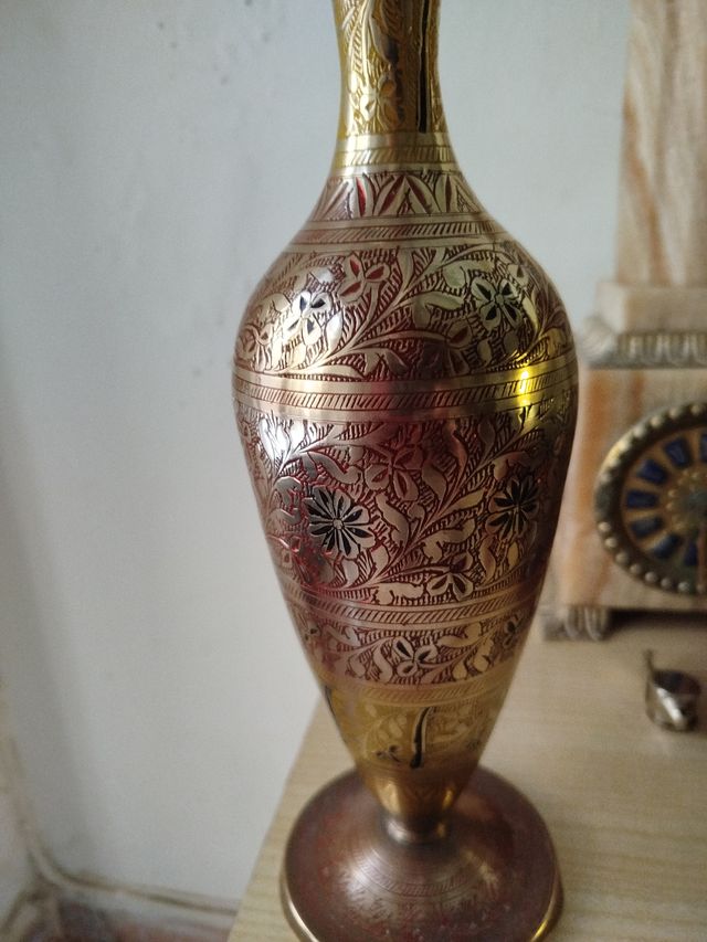 Jarrón antiguo de latón con grabados hechos a mano