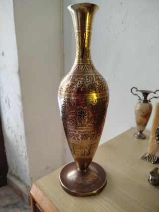 Jarrón antiguo de latón con grabados hechos a mano