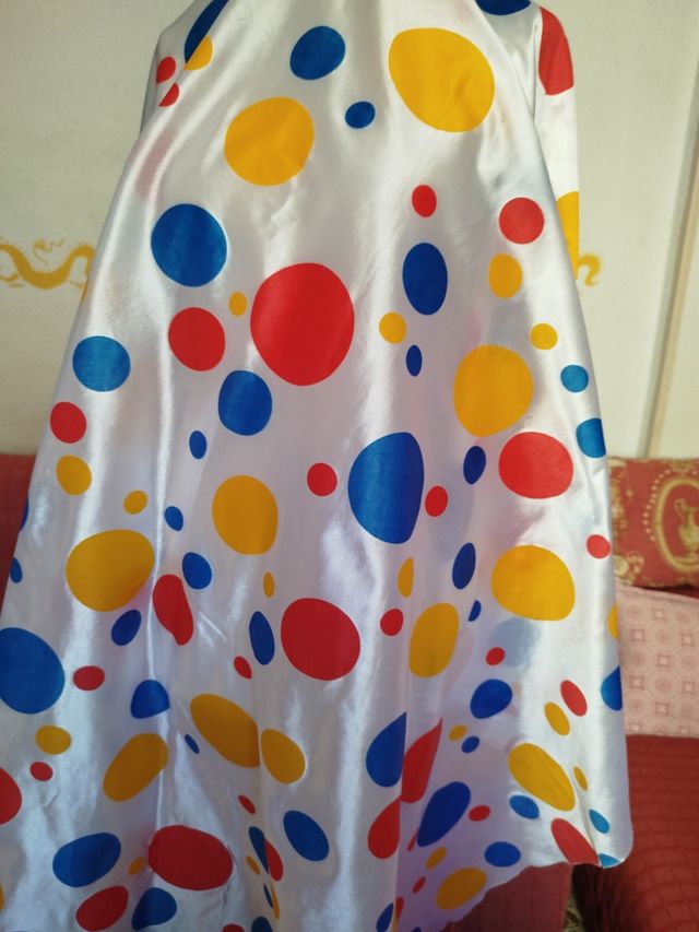 Tela blanca con lunares rojos, azules y amarillos