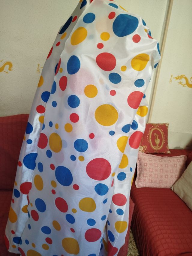 Tela blanca con lunares rojos, azules y amarillos