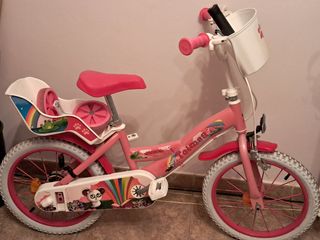 Bicicletta da bambina rosa con cestino e ruote