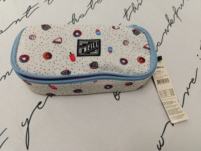 Estuche O'Neill con estampado de donuts