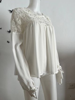 Blusa blanca con encaje
