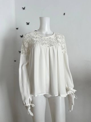 Blusa blanca con encaje