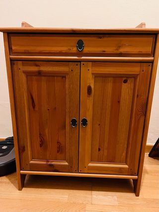 Armario bajo de madera con puertas y cajón