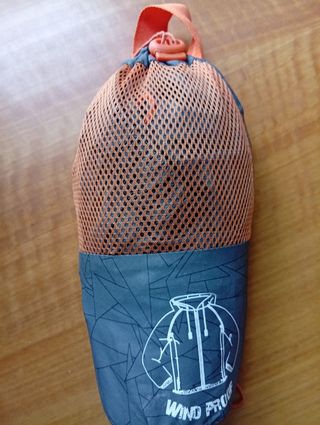 Chubasquero gris y naranja