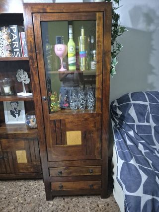 Vitrina de madera y cristal