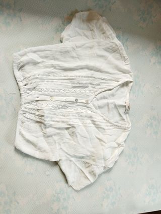 Camisa blanca con botones y encaje