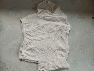 Camisa blanca con botones y encaje