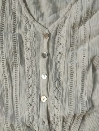 Camisa blanca con botones y encaje