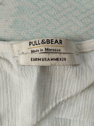 Camisa blanca con botones y encaje