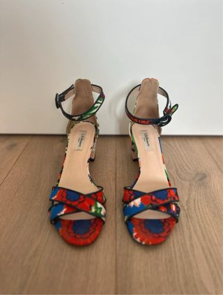 Sandalias LK Bennett tacón medio estampado