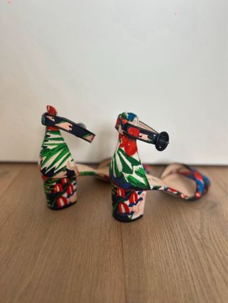 Sandalias LK Bennett tacón medio estampado