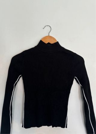 Jersey de cuello alto negro con rayas apretado