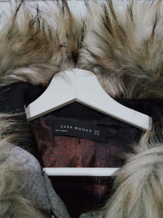 Abrigo Zara Gris con Capucha y Pelo