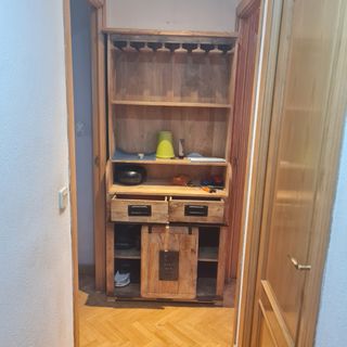 Mueble de madera maciza