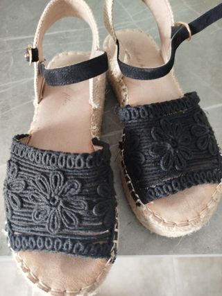 Sandalias Niña Beige y Negro