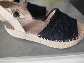 Sandalias Niña Beige y Negro