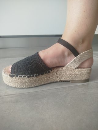 Sandalias Niña Beige y Negro