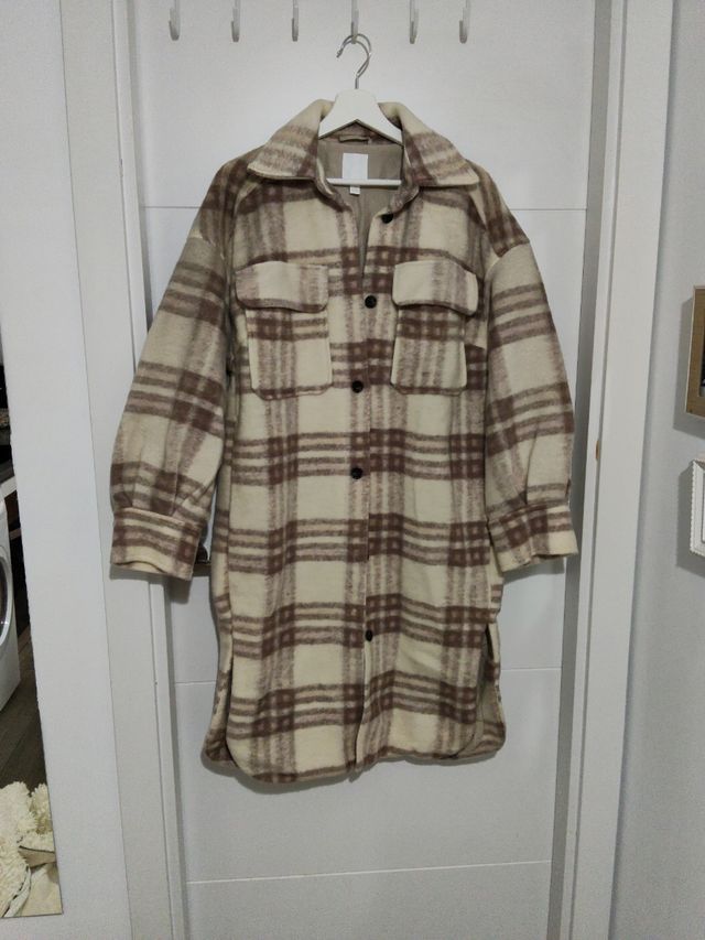 Abrigo de cuadros beige y marrón