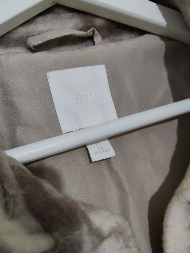 Abrigo de cuadros beige y marrón