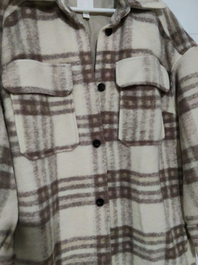 Abrigo de cuadros beige y marrón