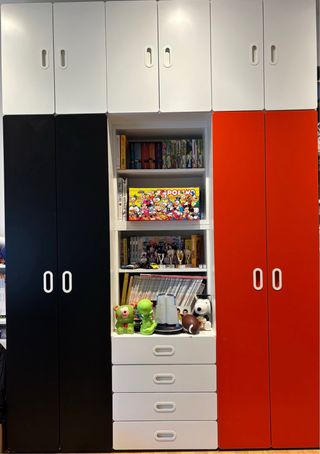 Armadio bianco con ante rosse e nere 