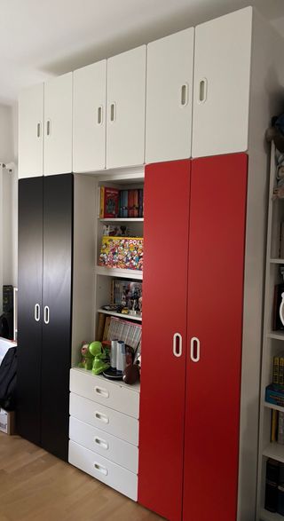 Armadio bianco con ante rosse e nere 