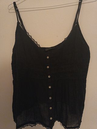 Blusa negra con botones y encaje