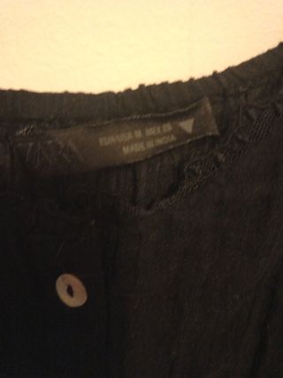 Blusa negra con botones y encaje